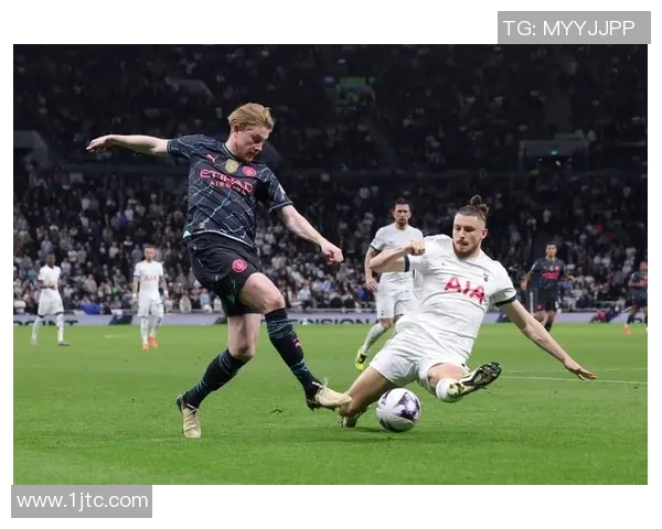 曼联客场大胜热刺，升至英超第四，引领欧冠区域